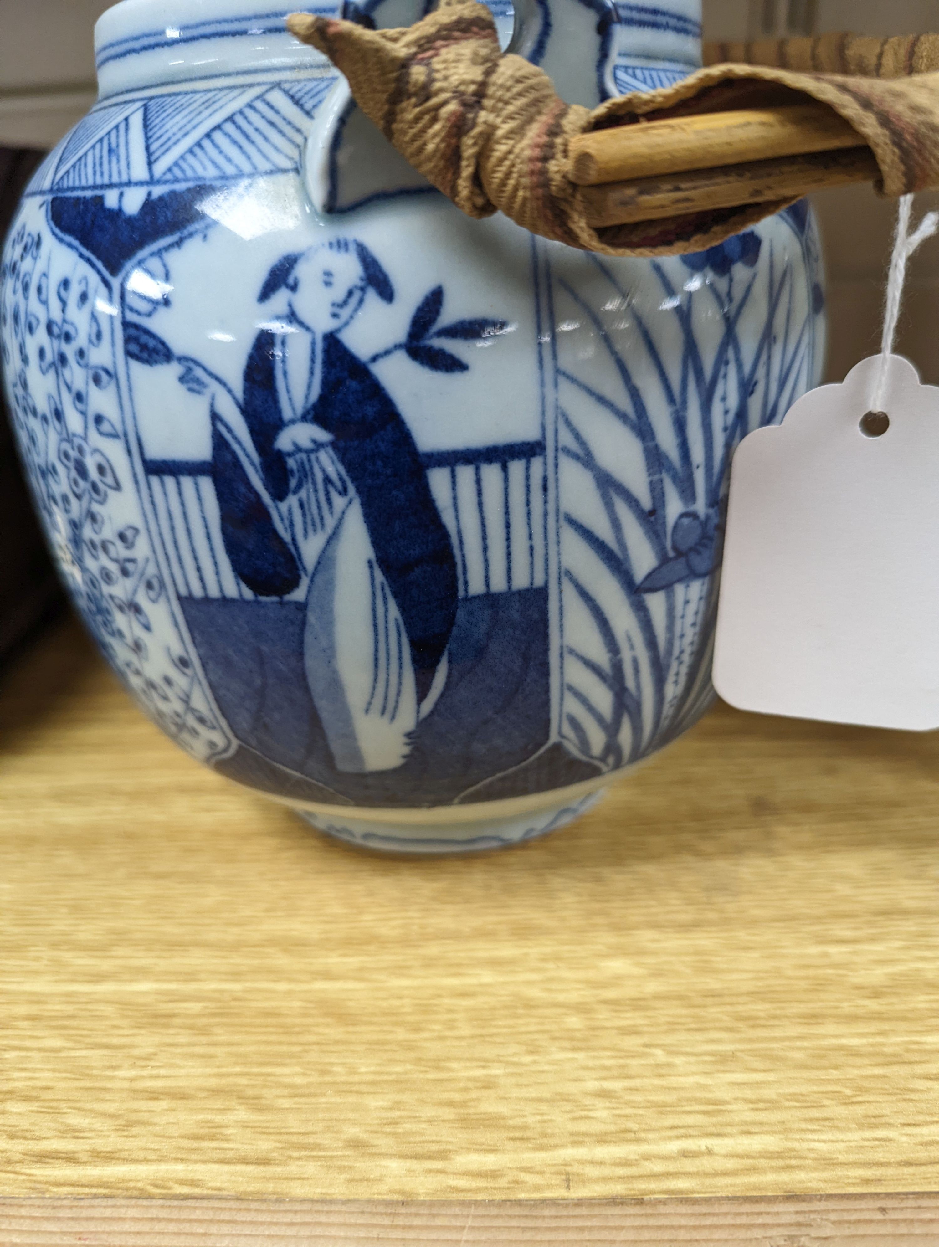 A Chinese blue and white small vase and teapot 19cm